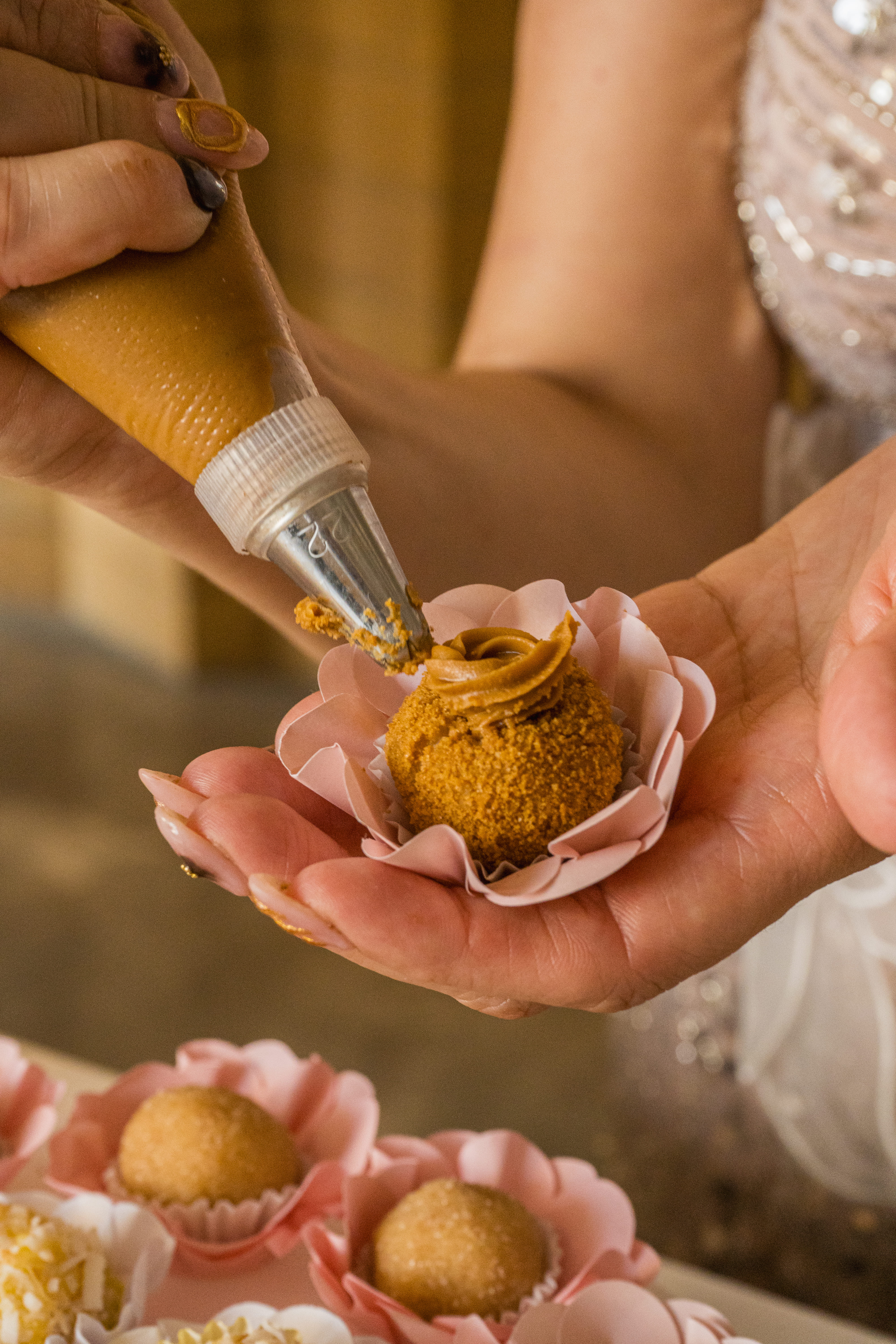 Brigadeiros artesanales siendo preparados