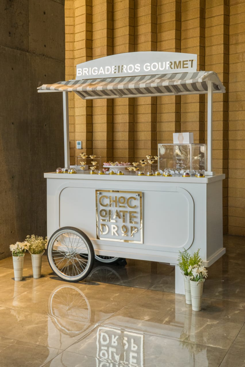 Carrito de postres elegante en recepción de boda