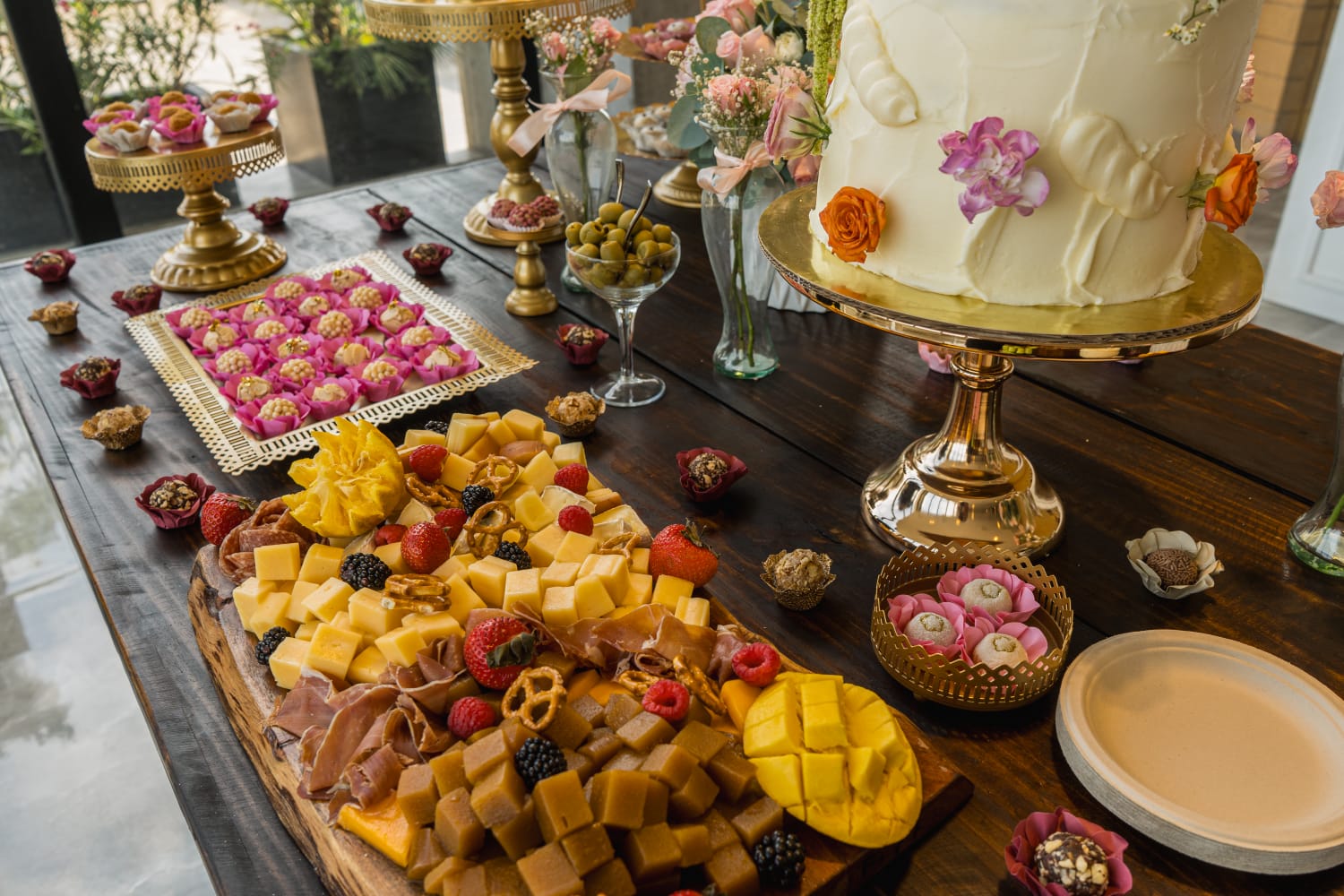 Configuración profesional de carrito de postres en evento corporativo