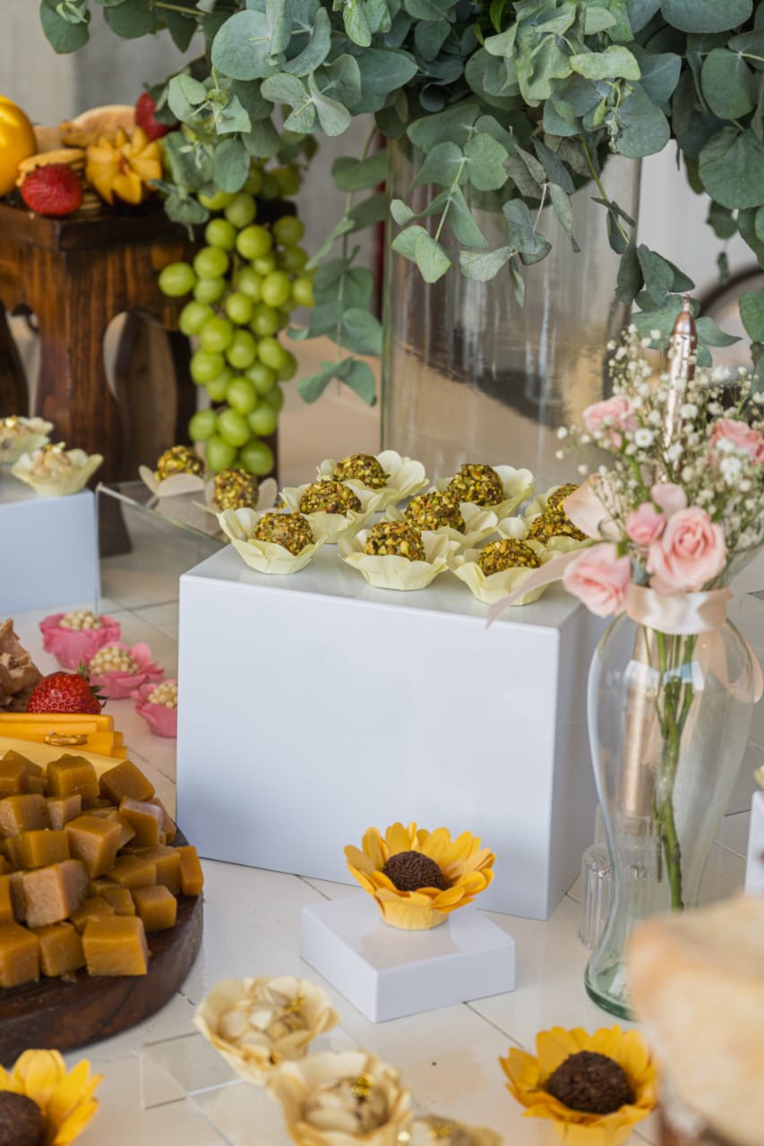 Carrito de postres moderno con variedad de dulces